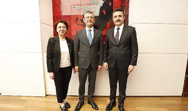 Dikili Belediye Başkanı Adil Kırgöz, eşi Nesrin Kırgöz ile birlikte