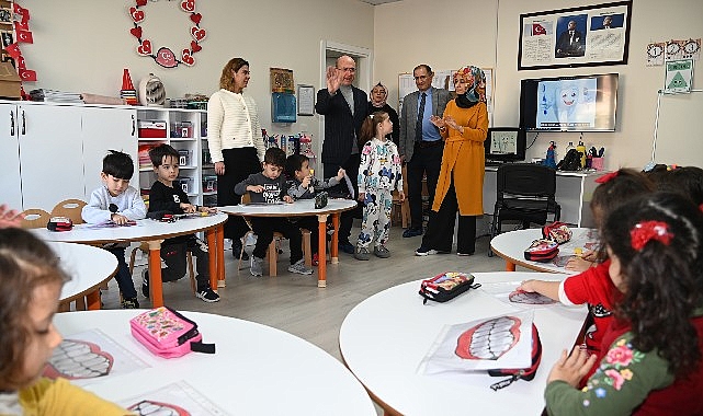 Her fırsatta öğrenci ve çocuklarla bir araya gelmeye özen gösteren