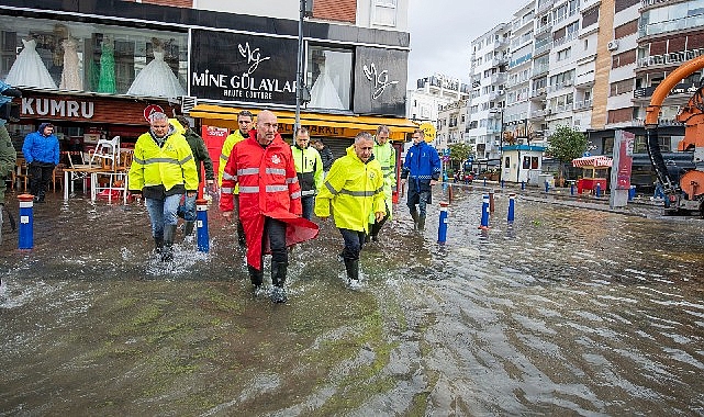 İzmir Büyükşehir Belediye Başkanı Tunç Soyer, İzmir’de denizin yükselmesiyle su
