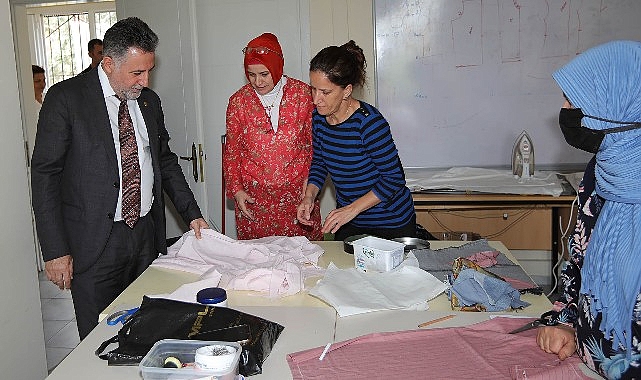 Bayraklılı kadınlara hobi ve meslek edindirme kursları açarak onların sosyal,