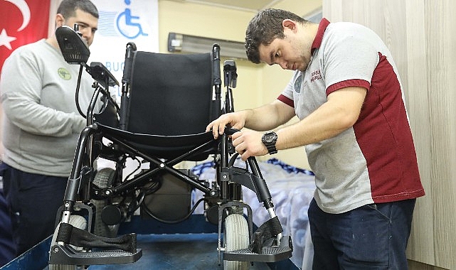 BUCA Belediyesi, tekerlekli veya akülü sandalyesi bozulan engellilerin imdadına koştuğu