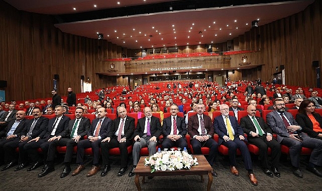 USKAF-8’in açılış oturumuna katılan Başkan Büyükakın, en önemli meselenin Kocaeli’nin