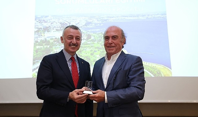 Mavi Bayrak Sorumluları Eğitiminde konuşan Başkan Büyükakın, Kocaeli’nin Türkiye’nin çevre