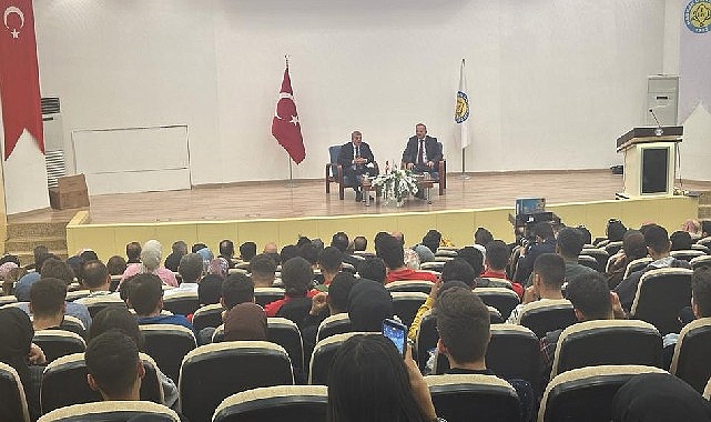 Şanlıurfa Büyükşehir Belediye Başkanı Zeynel Abidin Beyazgül, Harran Üniversitesi’nde öğrencilerle