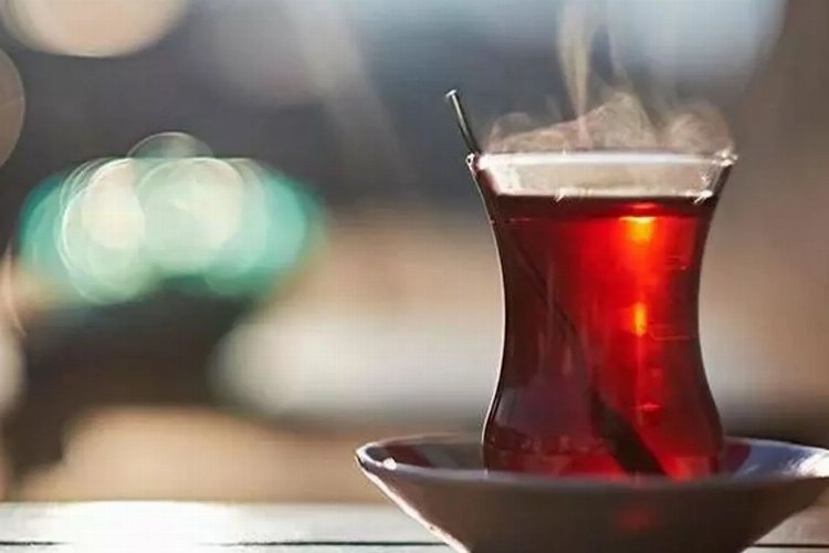 Türkiye'nin geleneksel içeceklerinden olan çaya bir kez daha zam yapıldı.