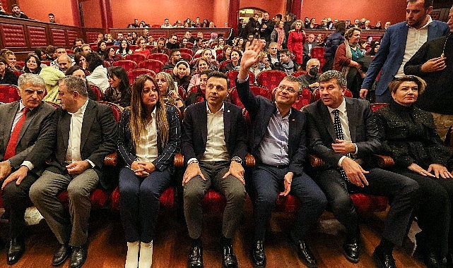 Dünyaca ünlü soprano Pervin Chakar, Kadıköy Belediyesi Süreyya Operası’nda dinleyicileriyle