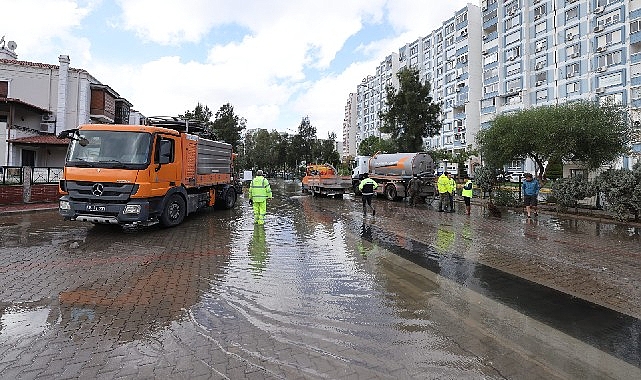 İzmir Büyükşehir Belediyesi ekipleri şehrin kıyı kesimlerinde tahribat yaratan fırtına