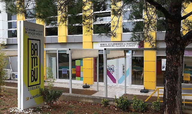 Dokuz Eylül Üniversitesi (DEÜ), eğitim-öğretim ve araştırma faaliyetlerinin yanı sıra