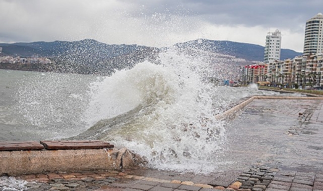 Meteorolojik koşullara bağlı olarak sabahın erken saatlerinde yaşanan deniz taşkınının
