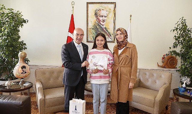 İzmir Büyükşehir Belediye Başkanı Tunç Soyer, hızlı kitap okuma yarışmasında