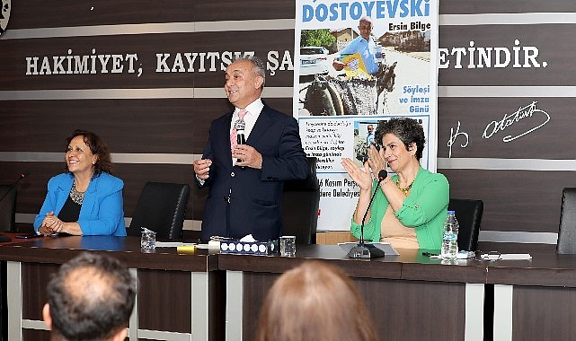 Köy köy dolaşarak çocuklara kitap ve kırtasiye malzemesi dağıtan Türkiye'nin