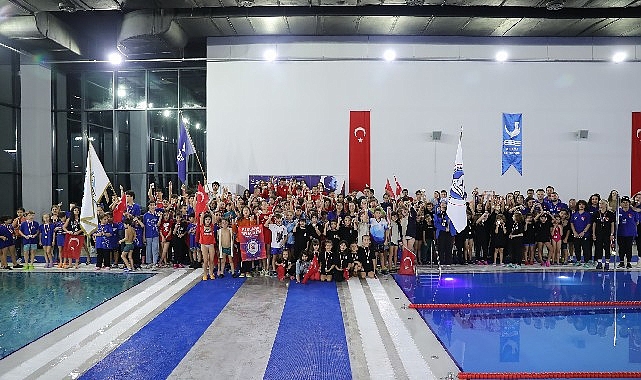 Geleceğin şampiyon yüzücüleri, Aliağa’da Atatürk’ü anma etkinlikleri kapsamında düzenlenen ‘Atatürk’ü