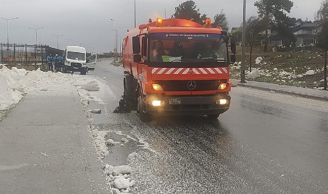 İstanbul’da fırtına ve sağanak yağış etkili oluyor. İBB ekipleri 5.309