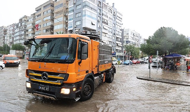 Özellikle yurdun batı bölgelerini etkisi altına şiddetli yağışlar İzmir’de de