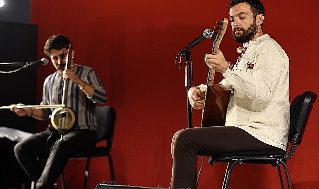 Kabak kemane sanatçısı Uğur Önür ile bağlama üstadı Umut Sülünoğlu,