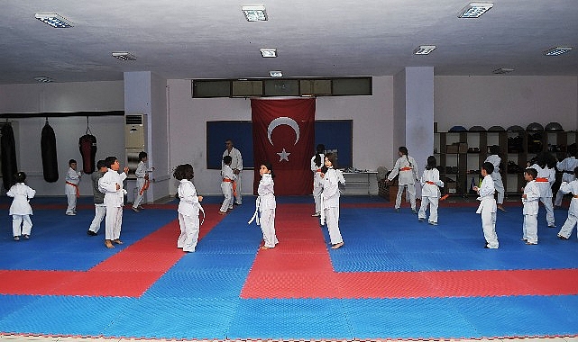 Kemer Belediyesi Karate Takımı'nda yer alan 27 sporcu kuşak atlama