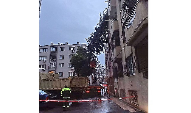İzmir’de gece boyunca etkili olan kuvvetli sağanak yağış ve fırtına