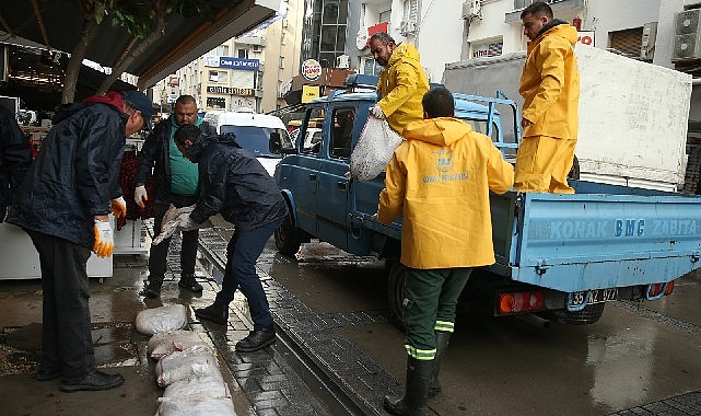 Konak Belediyesi, günlerdir şiddetli yağış ve fırtına etkisinde olan İzmir