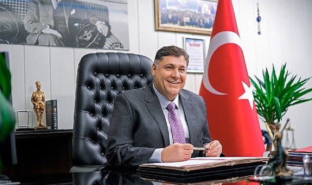 Menderes Belediyesi tarafından başlatılan eğitime destek programı kapsamında üniversite öğrencilerine