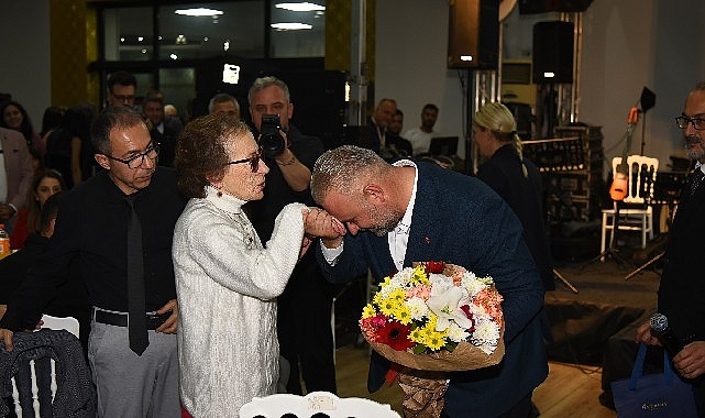 Menemen Belediyesi, Öğretmenler Günü dolayısıyla ilçedeki öğretmenler için gece düzenledi.