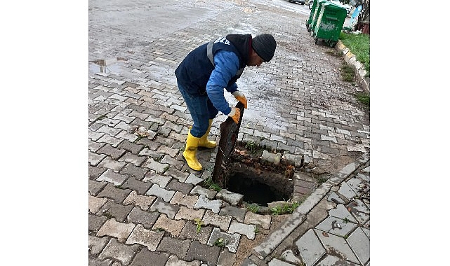 Burhaniye Belediyesi yağmur suyu baskınlarının önüne geçmek amacıyla menfezlerin sürekli