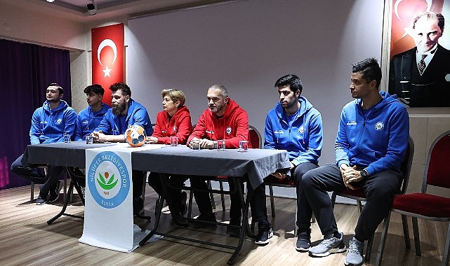 Nilüfer Belediyespor Erkek Hentbol Takımı sporcuları ve teknik heyeti Vahide