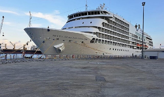 172 metre uzunluğundaki Seven Seas Navigator ve 131 metre uzunluğundaki