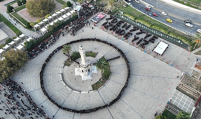 İzmir’de 9.05’te zaman durdu. Ulu önder Mustafa Kemal Atatürk’ün aramızdan