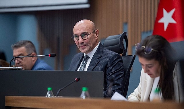 İzmir Büyükşehir Belediyesi meclis toplantısında konuşan ve kentin raylı sistem