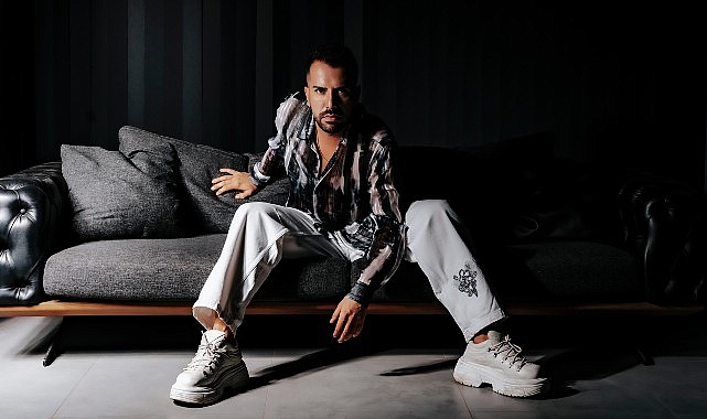 Tolgay, Sezen Aksu imzalı Türk pop müziğinin sevilen şarkılarından "Vay" ile dinleyicisiyle