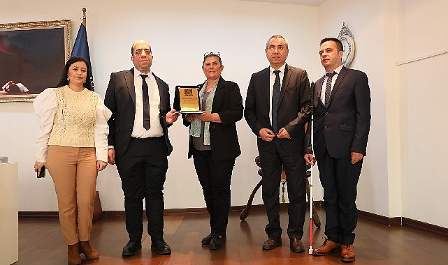 Altı Nokta Körler Derneği Genel Başkanı Fermani Kurtel, beraberindeki heyetle