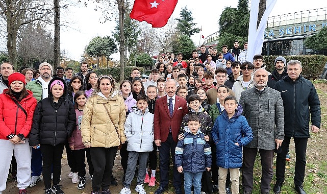 Bayrampaşa’da okullar arasında düzenlenen Atatürk Kır Koşusu’nda yüzlerce öğrenci kıyasıya