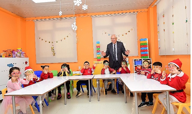 Karabağlar Belediye Başkanı Muhittin Selvitopu, Özgür Çocuk Evi’nde eğitim gören