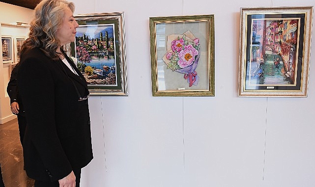 Osmangazi Belediyesi’nin düzenlediği kurslarda eğitim alan kadınların yaptıkları eserlerle açtıkları