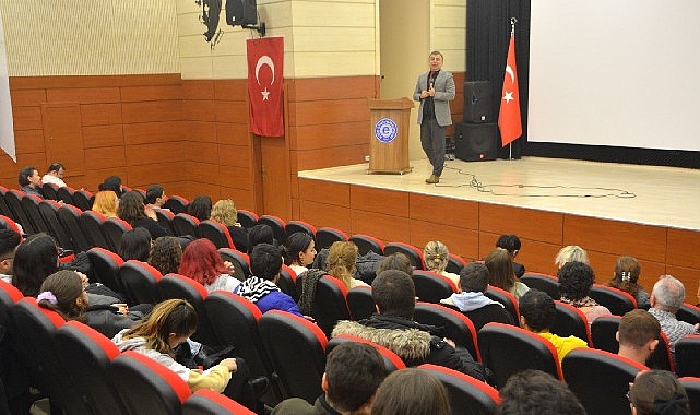 Ege Üniversitesi (EÜ) İletişim Fakültesinde geleneksel hale gelen, Dekan Prof.
