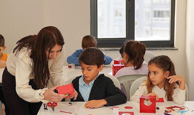Gaziemir Belediyesi’nin düzenlediği STEM ve Robotik Kodlama Kursu’nda temel kodlama