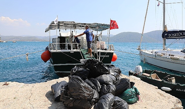 Muğla Büyükşehir Belediyesi ekipleri Gökova Körfezinde araç yolu olmayan koylarda