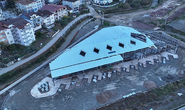 Yapımı hızla devam eden Gölcük Yeni Şehirlerarası Otobüs Terminali’nin çatı