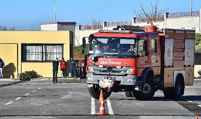 İzmir Büyükşehir Belediyesi’nin Toros Eğitim Merkezi, itfaiyeci adaylarının sınav heyecanına