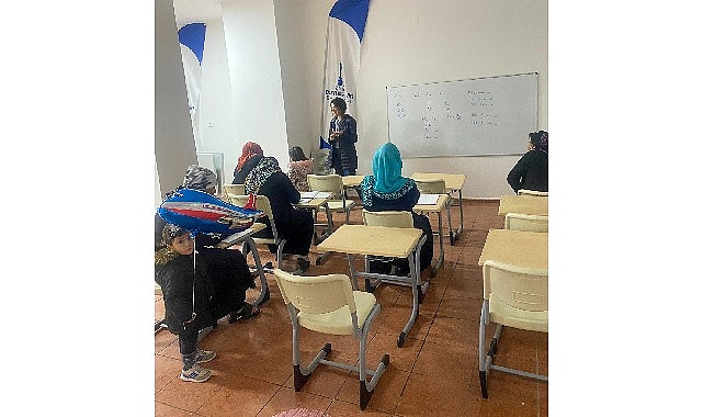 İzmir Büyükşehir Belediyesi, Bizİzmir Dayanışma Noktaları'nda kadınlara yönelik okuma-yazma eğitimi