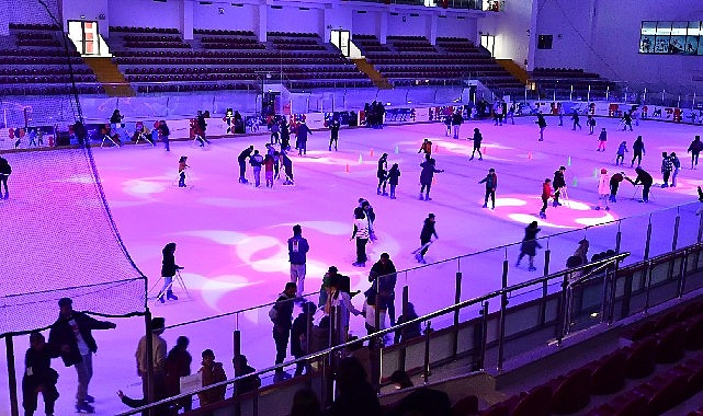 İzmir Büyükşehir Belediyesi’nin buzda kaymayı bilmeyen kadınlar için oluşturduğu 8