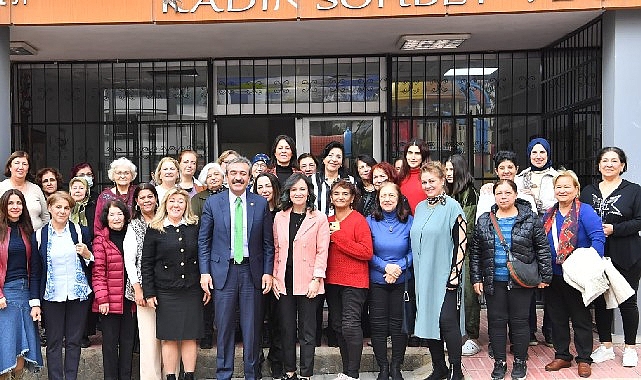 Çukurovalı kadınlar, kadınlara yönelik hizmetlerinden dolayı Çukurova Belediye Başkanı Soner