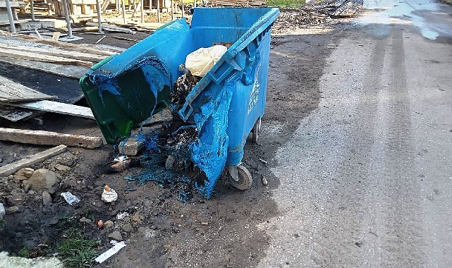 Kartepe'de çevrenin temiz tutulması ve halk sağlığı amacıyla sokaklara yerleştirilen