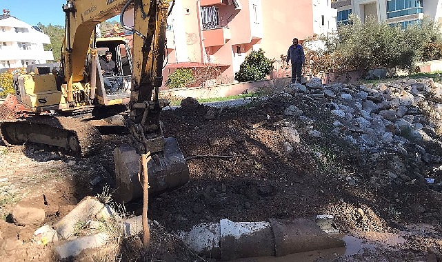 Kemer Belediyesi Fen İşleri Müdürlüğü ekipleri, ilçe genelinde dere ıslahı,