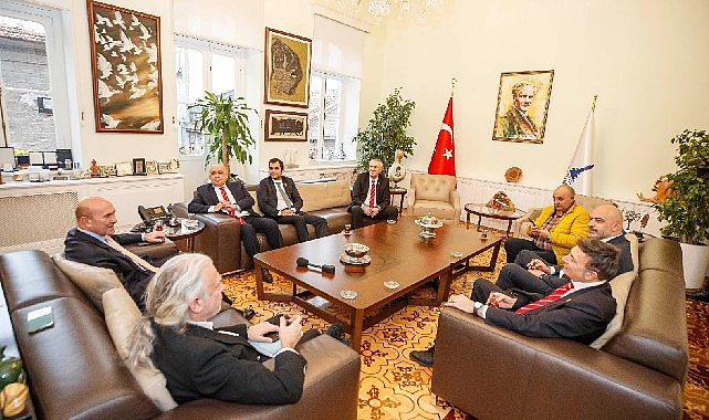 Uluslararası Lions Dernekleri’nin temsilcileri İzmir Büyükşehir Belediye Başkanı Tunç Soyer’i