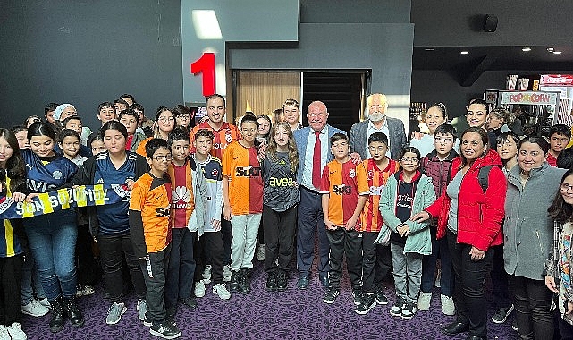 Kemalpaşa Belediyesi, yüzlerce öğrenciye ücretsiz sinema imkanı sağladı. İlçenin gençleri,
