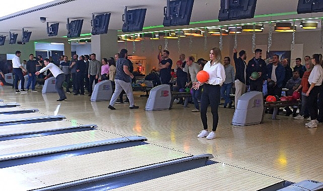 Osmangazi Belediyesi, düzenlediği bowling turnuvasıyla personelin moral ve motivasyonunu yükseltiyor.