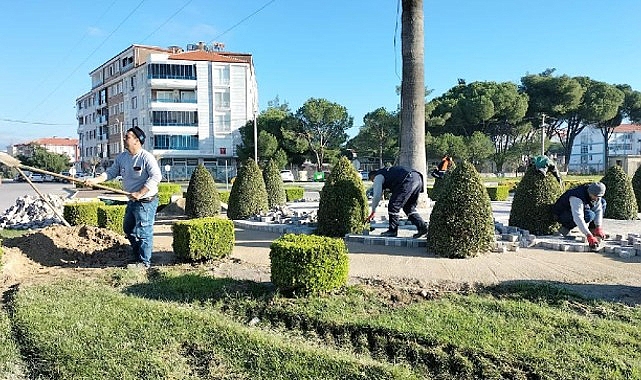 Burhaniye Belediyesi Park ve Bahçeler Müdürlüğü ekipleri kentin dört bir