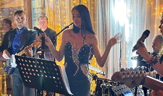 İzmirli başarılı sanatçı Gözde Uslu, cemiyet hayatının tanınmış isimlerinden Süreyya