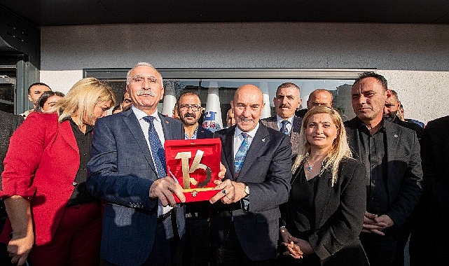 İzmir Büyükşehir Belediye Başkanı Tunç Soyer, DİSK Ege Bölge Temsilciliği’nin